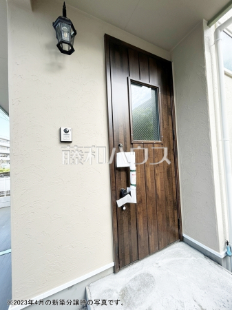 ≪玄関≫　【調布市上石原３丁目】　※2023年4月の新築分譲時の写真です。