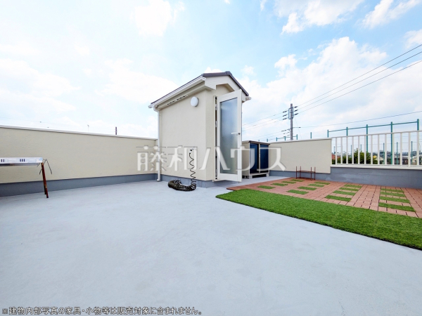 ≪屋上テラス≫開放感あふれる屋上テラスは用途多彩。ガーデニングや家庭菜園にも最適！ペットの遊び場にも！ゆったりおうち時間を過ごす事もできます。 　【調布市上石原３丁目】