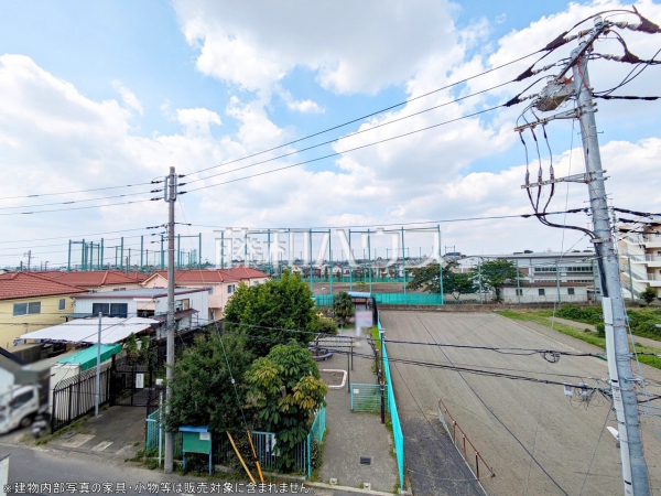 ≪バルコニー眺望≫ 周囲に高い建物のないエリアのため、空が大きく感じます。 　【調布市上石原３丁目】