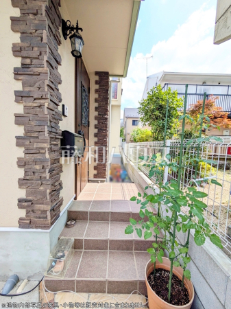 ≪玄関≫玄関前は家の「顔」です。綺麗な植栽が家と街並みに暖かい色を添えます。　　【調布市上石原３丁目】
