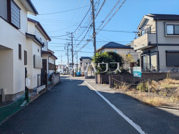 ≪接道状況≫幅員5mの道路に面した角地です。　【調布市飛田給３丁目】