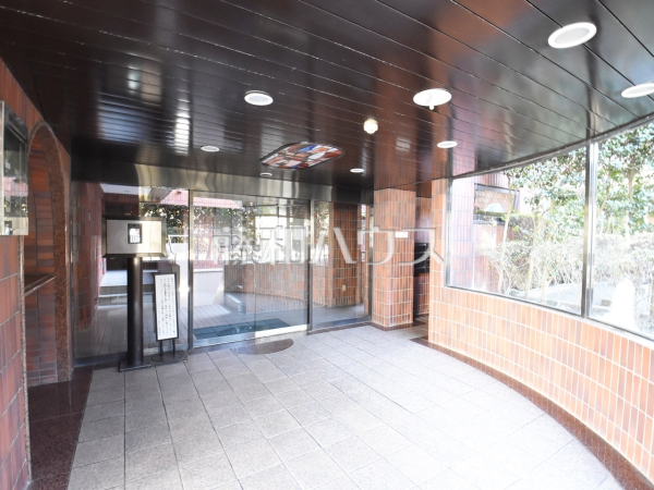 エントランス　【ライオンズガーデン浜田山】安心のオートロック付きマンション。日々の安全を守ります。　
