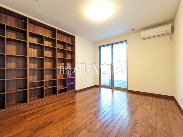 居室　【杉並区今川４丁目】
木目が美しいウッディなフローリングの居室は、穏やかで心安らぐ空間となるでしょう。　