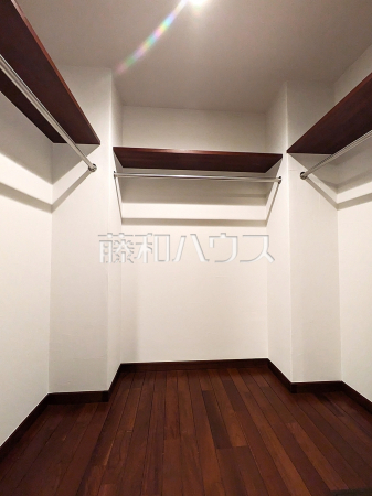 ウォークインクローゼット　【杉並区今川４丁目】
大容量のウォークインクローゼットでお部屋をスッキリきれいに保てます。　