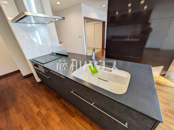 キッチン　【杉並区今川４丁目】
リビングにいるご家族を見渡せる対面キッチン　