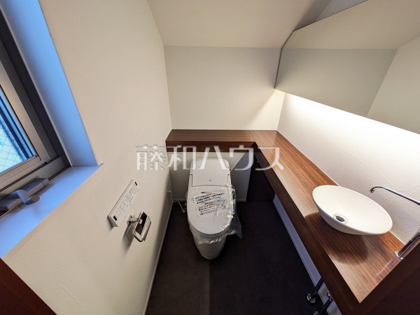 トイレ　【杉並区今川４丁目】
各階にトイレがあると、朝の忙しい時間帯などに便利です。 また、夜中も1階まで下りずにすみます。　