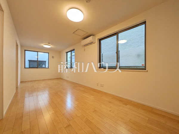 居室　【杉並区今川４丁目】
幼い頃のたくさんの想い出が詰まった実家の部屋。それは特別な場所としていつまでも心に残っています。いつかこの部屋が子供たちにとってのそのような場所になるのかな？　