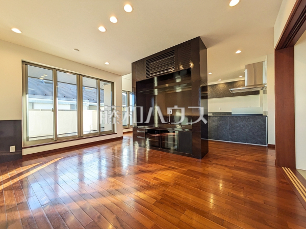 リビング　【杉並区今川４丁目】
2階にリビングを設置することで道路や外からの視線が届きにくい、プライバシー性の高いリビングでゆっくりと寛ぐことができます。　