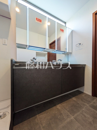 洗面室　【杉並区今川４丁目】
洗面化粧台が2箇所にあるので忙しい朝も便利です。　