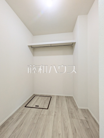 ウォークインクローゼット収納　【世田谷区千歳台６丁目】