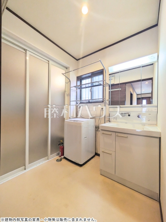 洗面室　【東久留米市小山１丁目】
三面鏡付きの洗面台。鏡の裏にも収納があり、歯ブラシや化粧品等もすっきり収納できます。　