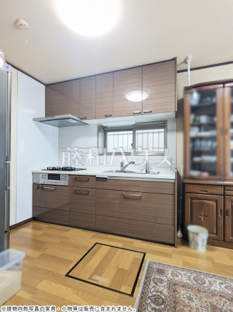 キッチン　【東久留米市小山１丁目】
独立キッチンは、煙やにおい、音などを気にせずに料理が作れます。　