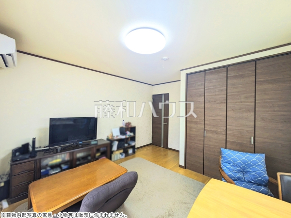 リビング　【東久留米市小山１丁目】家族の存在を近くに感じ、心安らぐこの空間はいつも心地よく、気が付けば楽しい一日が終わろうとしている、そんな憩いのリビングです。