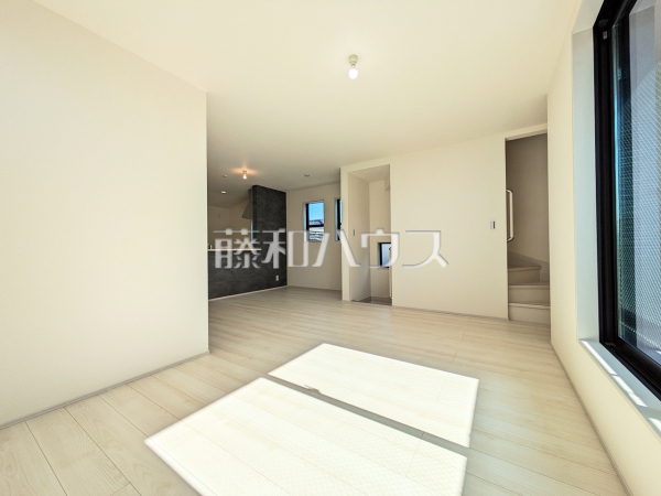 リビング　【練馬区貫井４丁目】