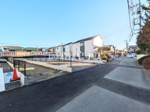 接道状況および現場風景　【日野市南平６丁目】平日のご案内も可能です。まずはお気軽にお問合せ下さいませ。