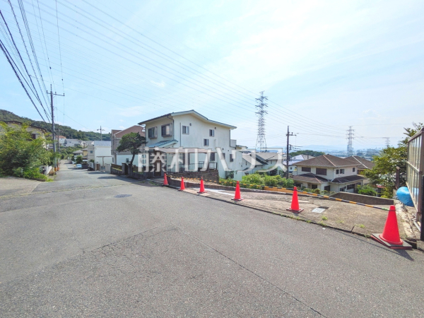 接道状況および現場風景　思い描いていた理想の家を、この土地で実現させてみませんか？【日野市南平９丁目】
