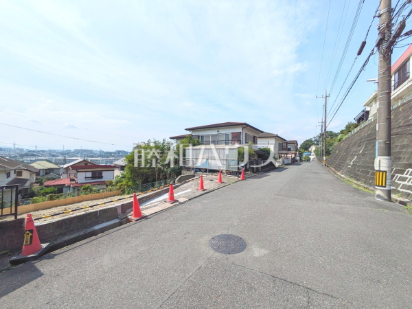 接道状況および現場風景　夜間や平日の見学も可能です。お客様のお家探しを徹底的にサポートいたしますのでお気軽にお問い合わせください。【日野市南平９丁目】