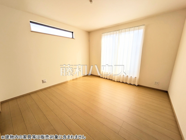 1号棟　木目が美しいウッディなフローリングの居室は、穏やかで心安らぐ空間となるでしょう。　【富士見市関沢２丁目】