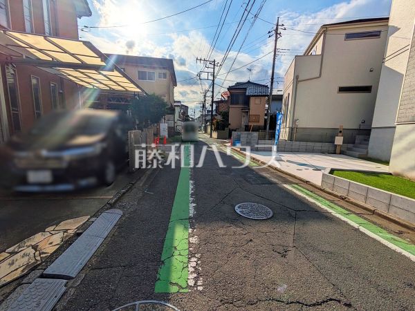 接道状況および現場風景　周辺は落ち着いた雰囲気の住宅地です。小さなお子様がいるご家庭も安心です。　【富士見市関沢２丁目】