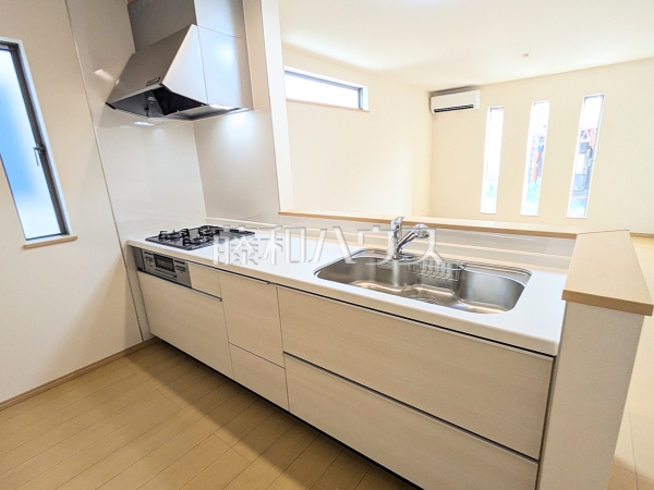 1号棟　ご家族の様子がわかり、会話も楽しめる対面式システムキッチン　【富士見市関沢２丁目】