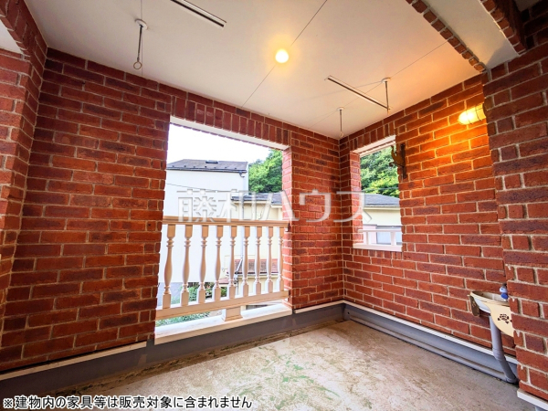 バルコニー 【府中市八幡町2丁目】赤みのあるレンガがステキですね。 バルコニー 【府中市八幡町2丁目】赤みのあるレンガがステキですね。