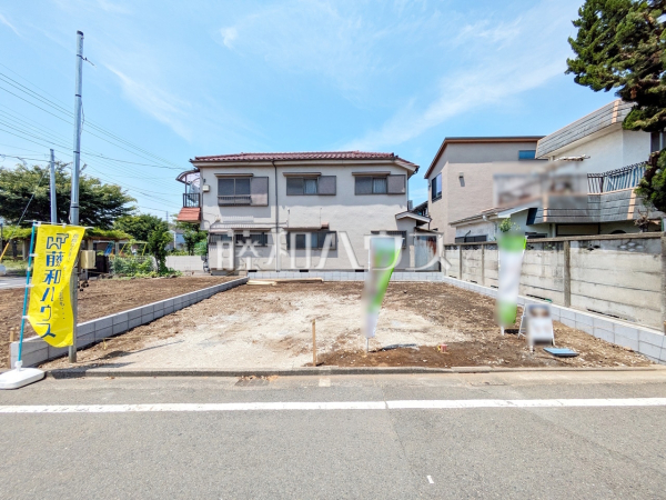 ≪現地外観≫ 家族が毎日顔を合わせられるよう対面キッチンや階段はリビング内に設けました。 　【府中市幸町１丁目】