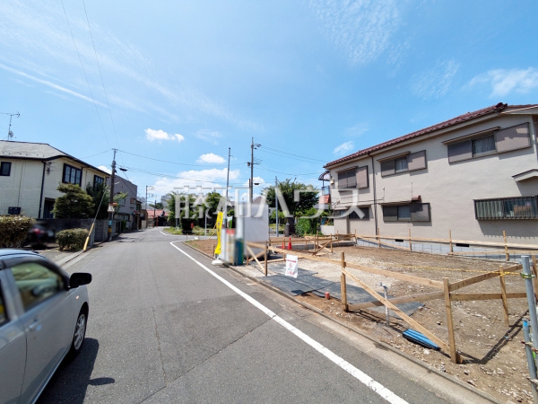 ≪接道状況≫前面道路はゆとりの5m。車の出し入れも楽々です。 　【府中市幸町１丁目】