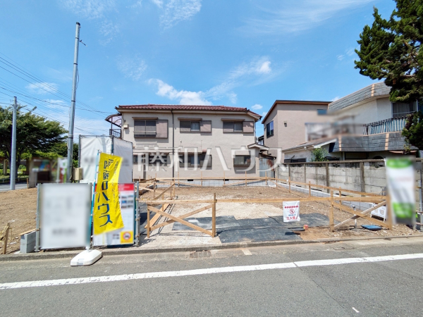 ≪現地外観≫家族が揃って食事できるゆとりある大きさのLDK約19.6帖のプラン。 リビングには床暖房を完備。足元ぽかぽか、家族の集まる空間を暖めます。 【府中市幸町１丁目】