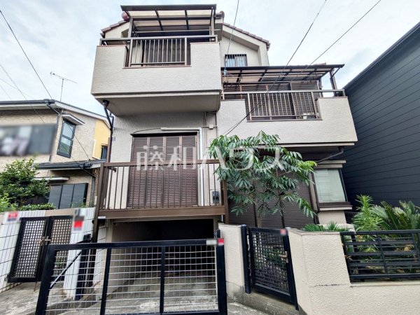 ≪現地外観（古屋有）≫ ハウスメーカーから建物プランまで、あなたの「夢」を「カタチ」にできるフリースタイル分譲地で、夢のマイホームを建築してみませんか？ 【調布市柴崎１丁目】