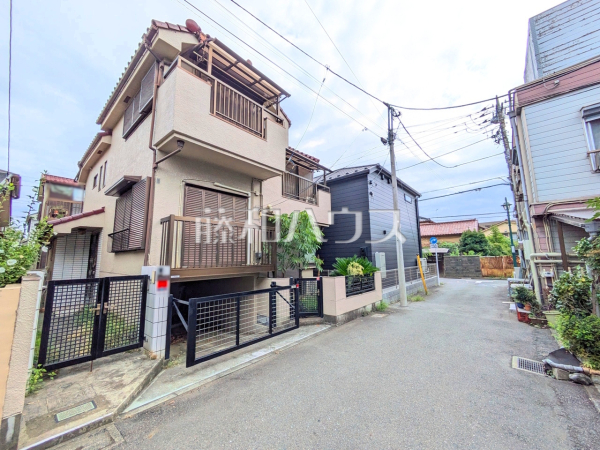 接道状況および現場風景　【調布市柴崎１丁目】お住まい探しは、家の良し悪しだけでなく周辺環境も重要なポイントです。ぜひ一度お客様の目でご覧ください。