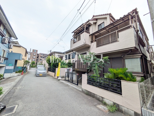 ≪接道状況≫ 周辺は落ち着いた雰囲気の住宅地です。小さなお子様がいるご家庭も安心です。 【調布市柴崎１丁目】 