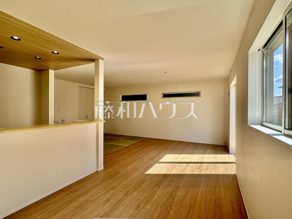 リビング　【春日井市不二ガ丘３丁目】