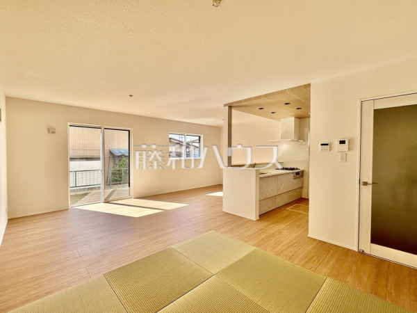 リビング　【春日井市不二ガ丘３丁目】