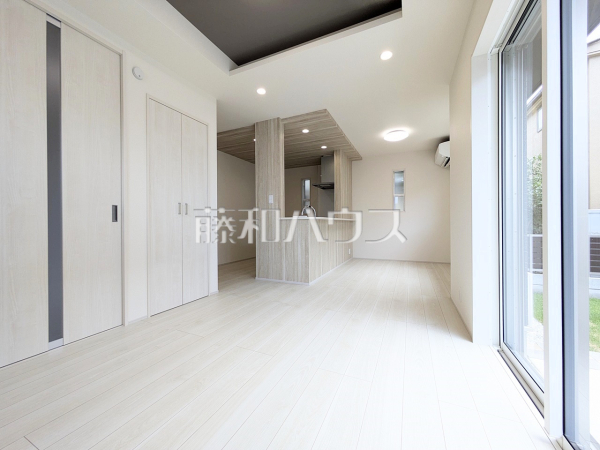 リビング　【三鷹市中原３丁目】たっぷりの日差しや心地良い風が入る、広々としたリビングが魅力。　