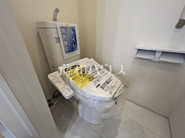 トイレ　【三鷹市中原３丁目】温水洗浄便機能付きトイレで清潔にご使用いただけます。　