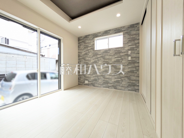 リビング　【三鷹市中原３丁目】リビングの壁に施されたアクセントクロス