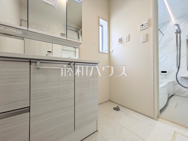 洗面室　【三鷹市中原３丁目】十分な大きさの洗面台、身だしなみチェックや歯磨きなど、朝の慌ただしい時間でも余裕をもって準備できます。