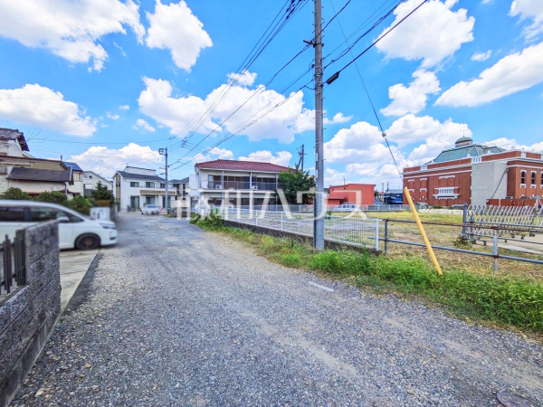 接道状況および現場風景　【小平市大沼町４丁目】周辺環境はもちろん、日当たりや設備仕様など、実際に行ってみないと分からないことも多くございます。担当がご案内いたしますので、お気軽にお問い合わせください。