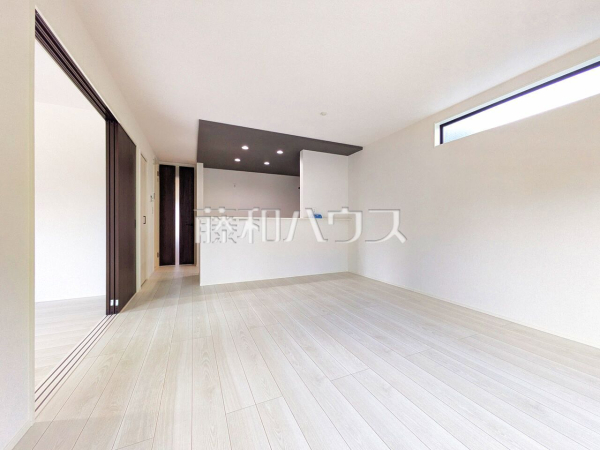 リビング　【東村山市富士見町３丁目】