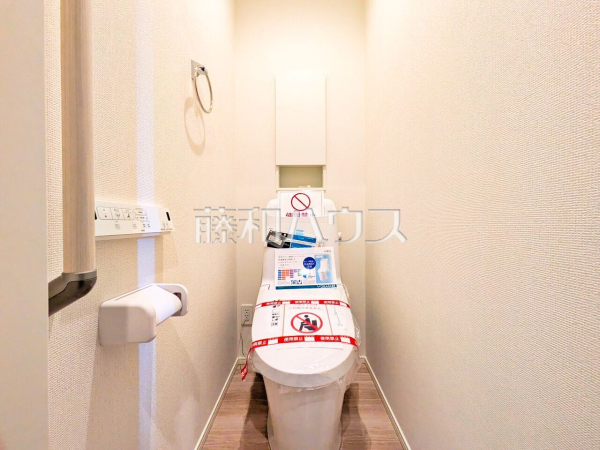 トイレ　【東村山市富士見町３丁目】
温水洗浄機能付きトイレで清潔にご使用いただけます。　