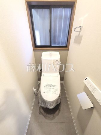 トイレ　窓があるため換気がしやすいトイレはお掃除の際も空気をスッキリと保てますね。　【朝霞市幸町１丁目】