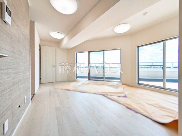 リビング　【ひばりが丘プラザ】LDKには大きな窓が施され、明るさと通風を確保した快適な空間です。 
