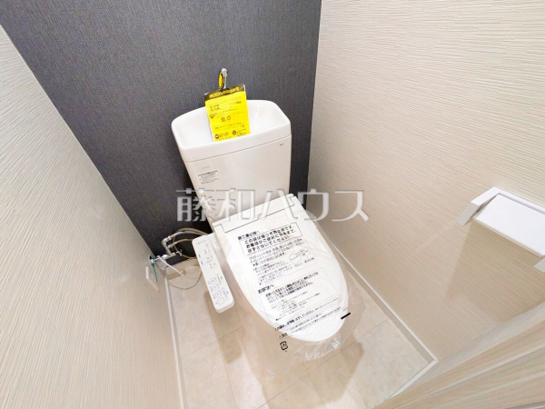 トイレ　【ひばりが丘プラザ】温水洗浄機能付き便座です。気になる水周り関係がクリーニングされていると、気持ちよく新生活が始められますね。
