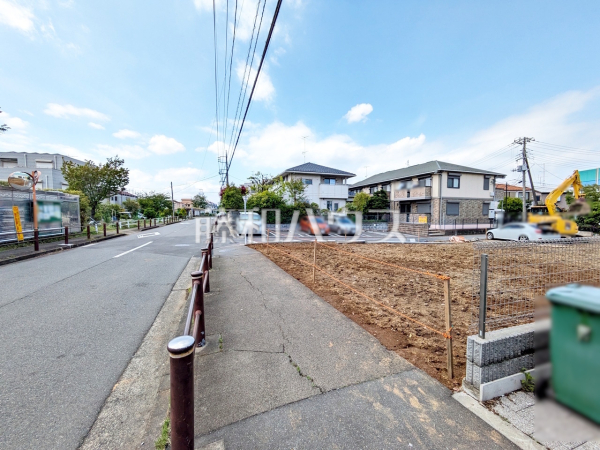 ≪接道状況≫ 利便性と、思わず深呼吸したくなる大きな空、色彩豊かな木々。この街が育んだ豊かな情景を楽しみ過ごす時が心地よいものとなるでしょう。 　【稲城市押立】