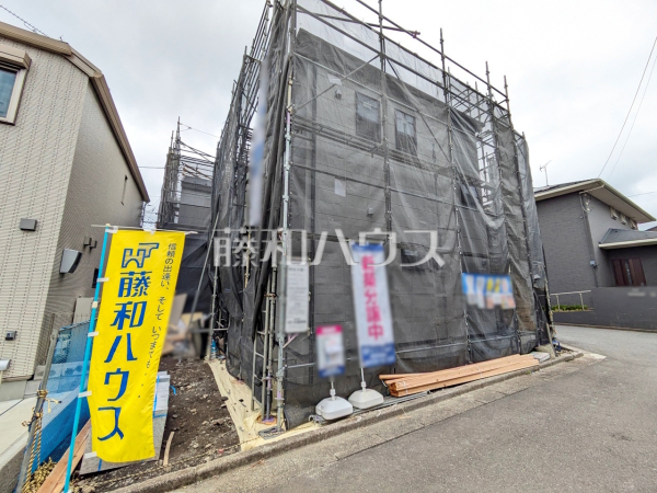 ≪1号棟　外観≫ まだまだ建築中ですが、ぜひ現地をご覧になりませんか？上棟の状態は建築中にしかご覧になれません！  　【調布市菊野台２丁目】