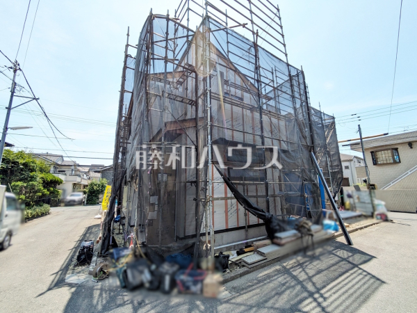 ≪1号棟　外観≫ まだまだ建築中ですが、ぜひ現地をご覧になりませんか？上棟の状態は建築中にしかご覧になれません！  　【調布市菊野台２丁目】