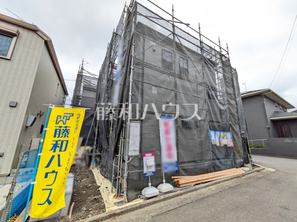 ≪1号棟　外観≫ 家族が毎日顔を合わせられるよう対面キッチンや階段はリビング内に設けました。 　【調布市菊野台２丁目】