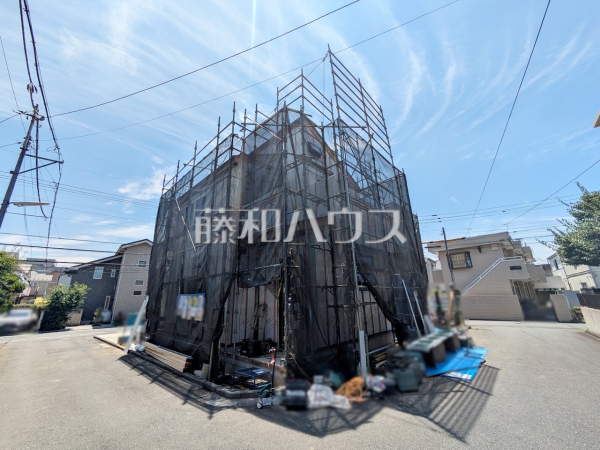 ≪1号棟　外観≫ 家族が毎日顔を合わせられるよう対面キッチンや階段はリビング内に設けました。 　【調布市菊野台２丁目】