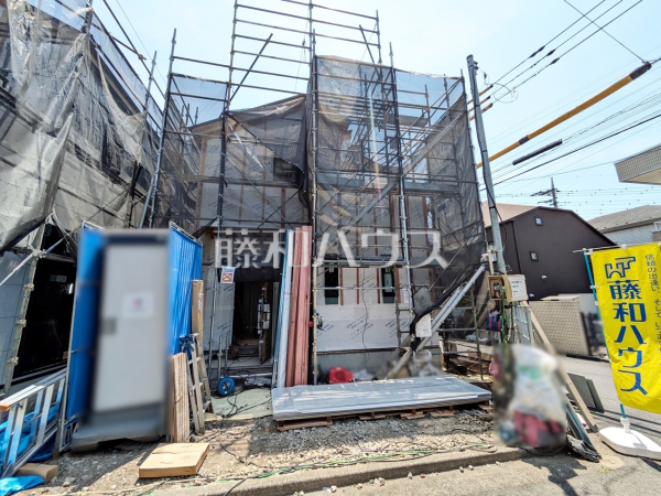 ≪2号棟　外観 ≫ 2部屋からバルコニーへ出られるため、洗濯物を干す際にも家族が寝ている部屋を通らずに出入りができて便利です。 【調布市菊野台２丁目】