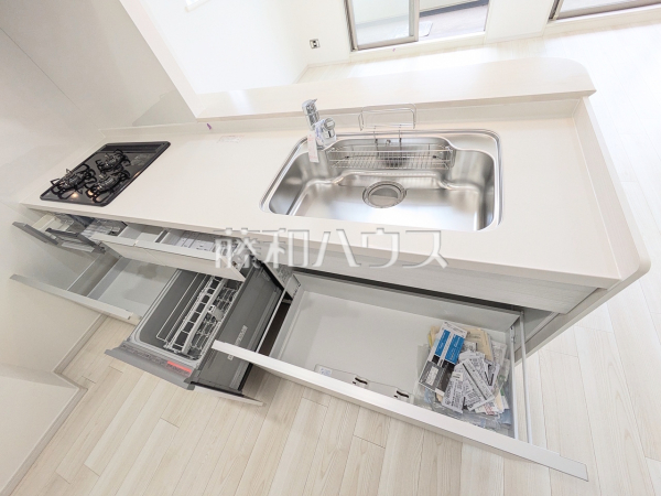 ≪キッチン≫オールスライド収納のキッチンは、重たい物が入っていても楽々引き出せて収納しやすいです。【コスモ・ザ・パークス調布多摩川】　